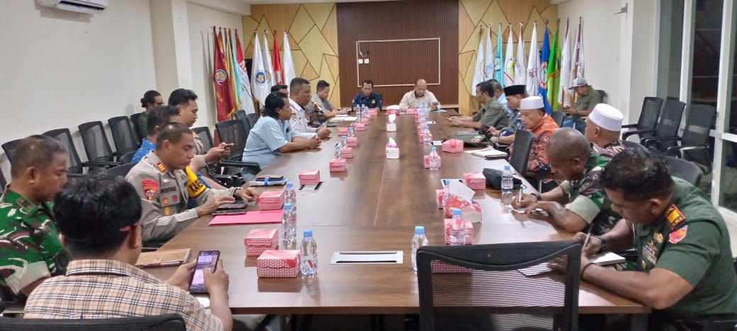 Jelang Nataru, Kesbangpol Kota Ternate bersama FKDM Kota Ternate gelar Rakor Penguatan Kewaspadaan.